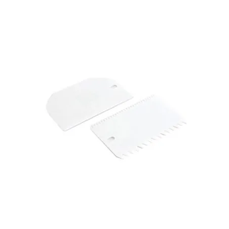 spatule et peigne à décor en plastique