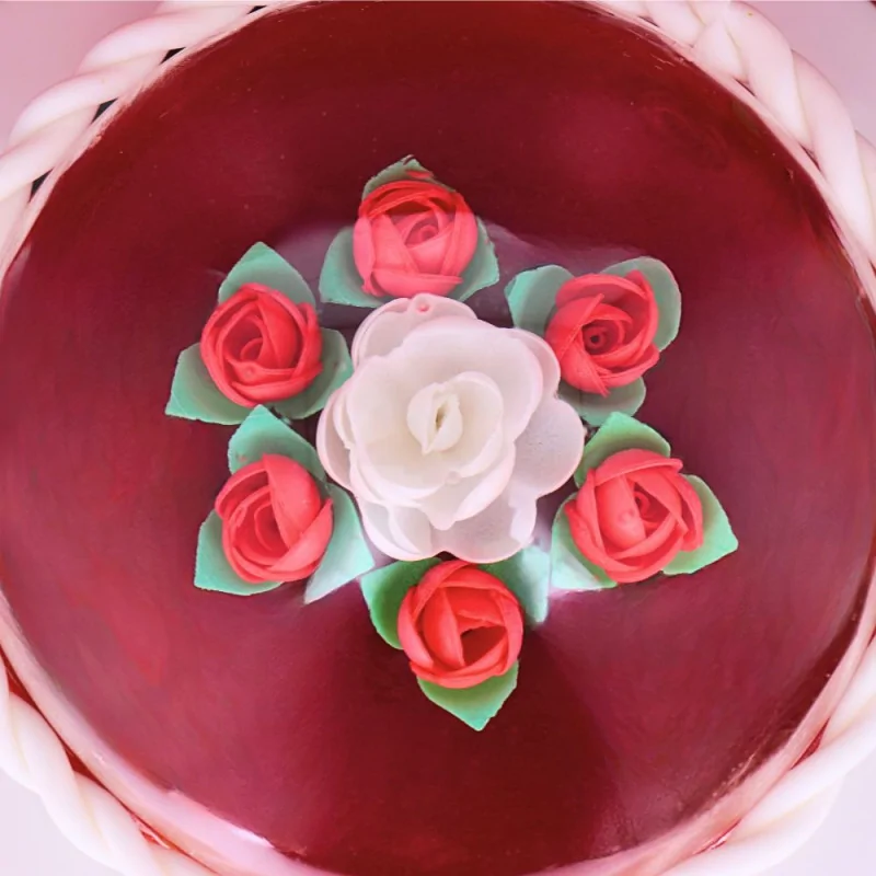Boutons de rose rouge Patisdécor sur un gâteau