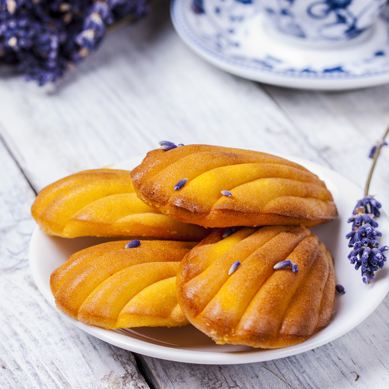 Moule 12 madeleines en acier anti-adhérent 7,5x5cm ambiance