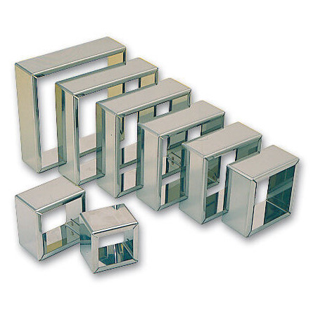 jeu de 8 découpoirs carrés...