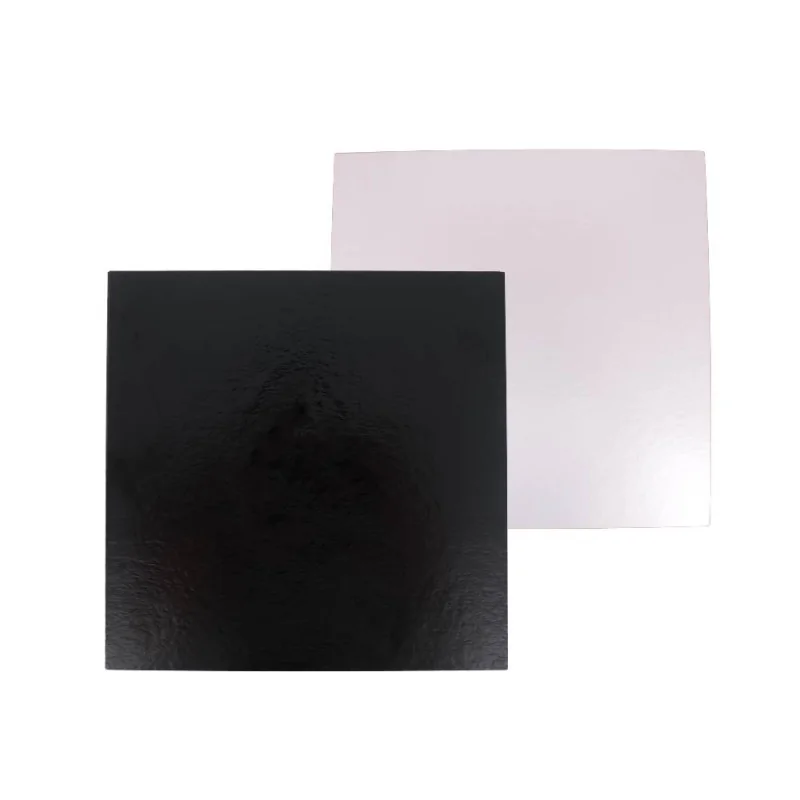 5 supports cartonnés à gâteaux carrés blanc et noir 20x20cm