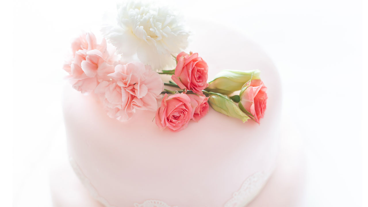 Comment réaliser des fleurs en sucre pour décorer un gâteau ? - Elle à Table
