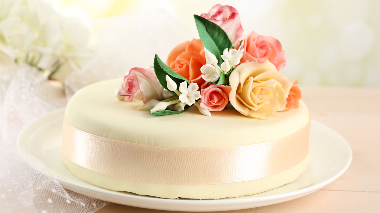 Cake topper avec de véritables fleurs à personnaliser - Atelier d