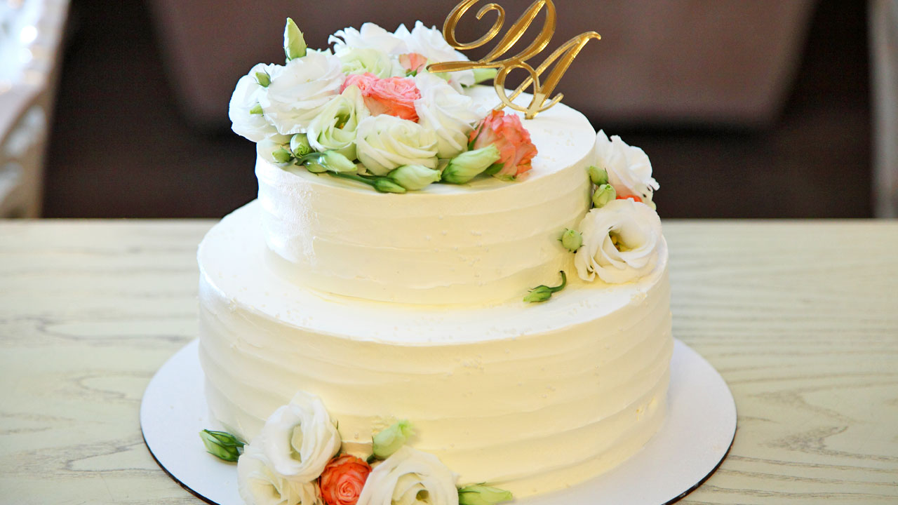 Comment décorer un wedding cake avec des fleurs ?